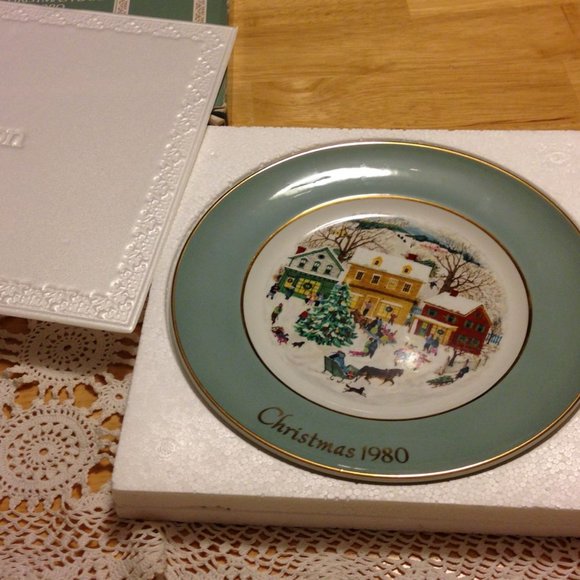 Avon Vintage Christmas Plate, 1980 Country Christmas - Picture 1 of 16
